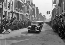 129925 Afbeelding van de stoet van auto's met hoogwaardigheidsbekleders in de Lange Nieuwstraat te Utrecht, na afloop ...